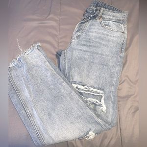 • Vanilla Star Dad jeans, Light washed jeans with big rips. •